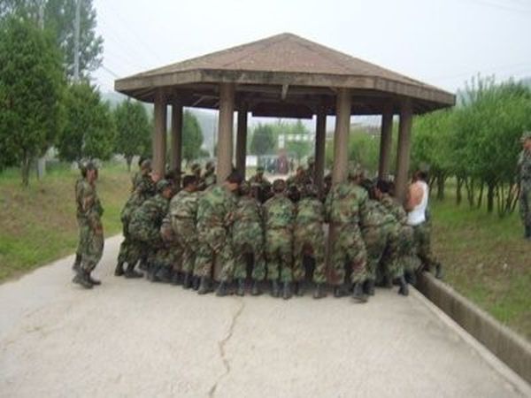 군대 군인 군대짤방 군대짤 팔각정 옮기는 군인 사단장 말씀 옮기는 불가능은 없다 까라면 깐다