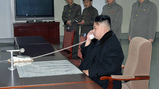 김정은 북한 전화 패러디 전화받는 모습 