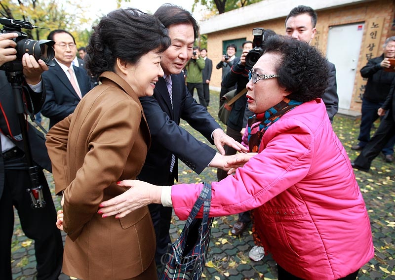 시사 정치 박근혜 레전드 악수 피하는 쌩까는 병맛 손치우는 저리꺼져 답없는 콘크리트 아줌마 선거