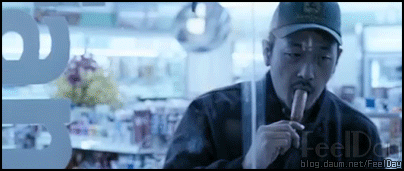 하정우 먹방 소시지 편의점 황해 먹는모습 짤 맛있게 먹는 영화 장면