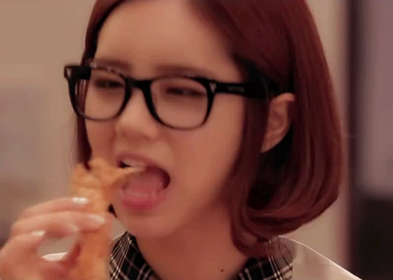 혜리 먹방 뿥테 안경 심쿵 먹는 모습 움짤 귀여운