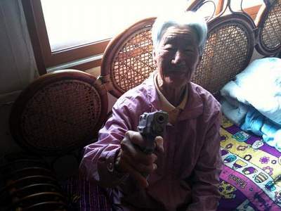 할머니 총 권총 