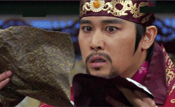 열받아 눈빛 희번덕 왕 서찰 뭣이라 내이놈들 화남