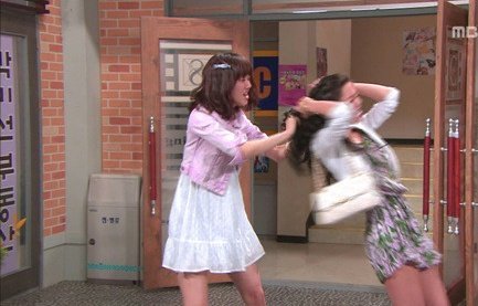 머리끄댕이 잡고 싸우는 여자 야이 이년아 싸움 파이터