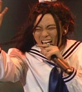 노래 부르는 모습