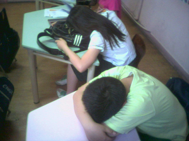 지루 하품 피곤 피곤해 지루해 고등학교 잠든모습 여고생