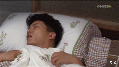 지켜보고 있다 자는거 보고있다 깜놀 허컥 자다가 경끼