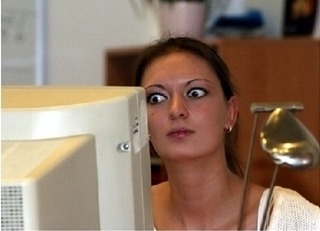 깜놀 눈빛 눈튀어나올 정도로 모니터 뭘본거야