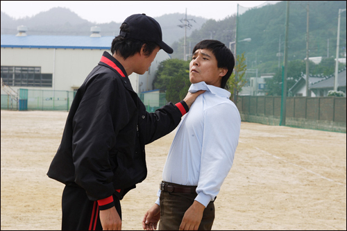 멱살  임창정  스카우트  영화장면  닥쳐  그만해 목잡는 표정 뭐뭐 어쩌라고 배째 해보자는 거냐