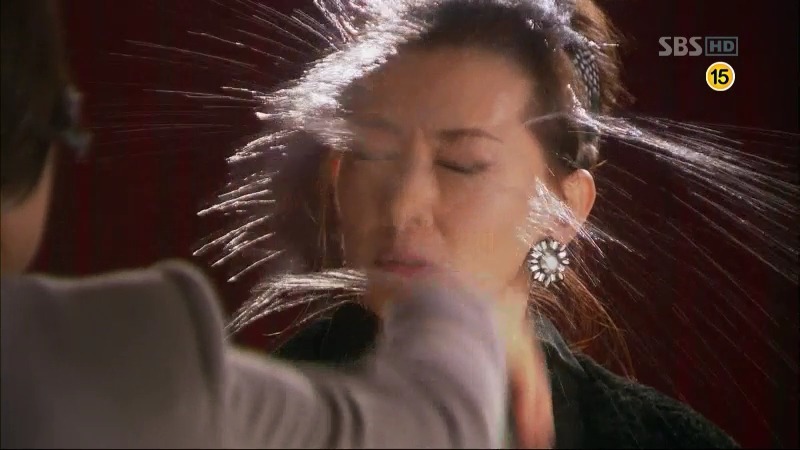 물뿌리기  물벼락  물세례  닥쳐  그만해  물뿌리기