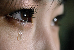 눈물 안습 여자 눈 한방울 슬픔 흘리는 여자