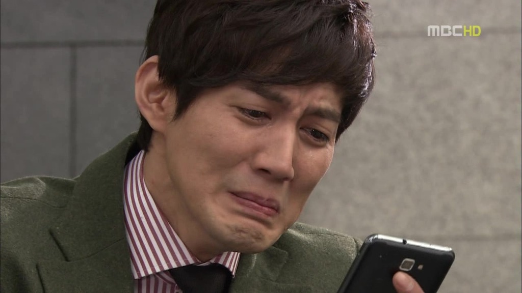 휴대폰 보면서 우는 보습  울음 울음 휴대폰 안습 안구에 습기 스마트폰 눈물