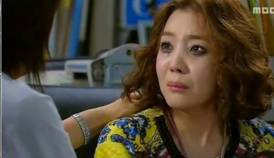 오열 눈물  눈화장 지워진  오열  슬픔