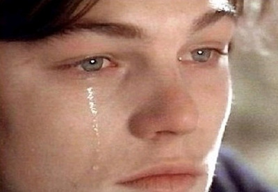 한쪽눈에서만 눈물이 나오는 외국 남자