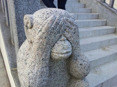 동상 부끄러운 손가리는 모습