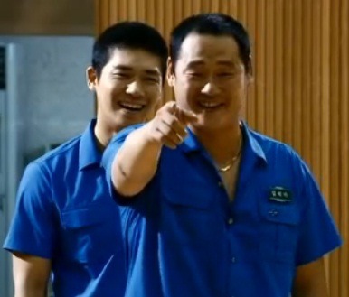 영화 바람 장면 양아치 놀리는 손가락질 너 일로와라