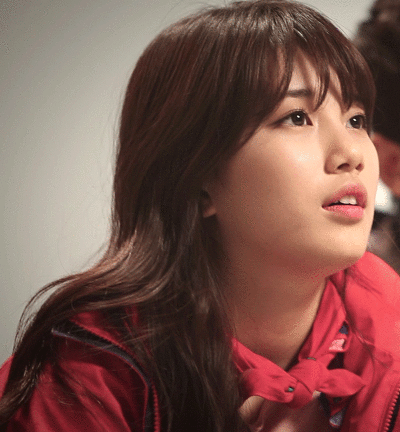 수지 멍때리는 장면