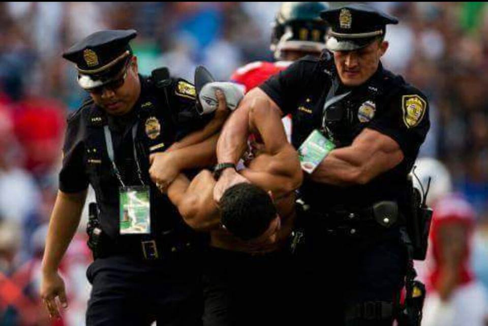 철컹 철컹철컹 경찰 근육 아저씨 힘 경찰관 범인 잡는 모습