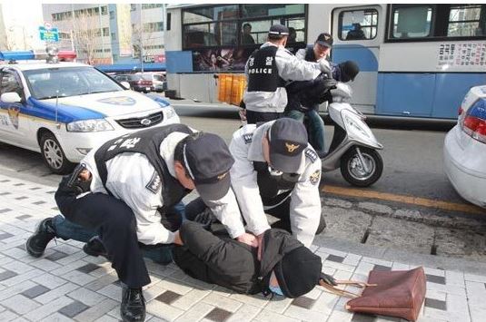 철컹 철컹철컹 경찰 도둑 아청 아청법 범인 경찰관 잡는 도둑놈 112 폴리스 날치기 강도 여고생 전자발찌