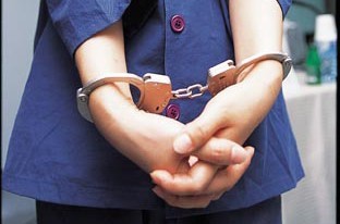 철컹 수갑  철컹철컹 수갑차는 손  경찰  범죄자  신고