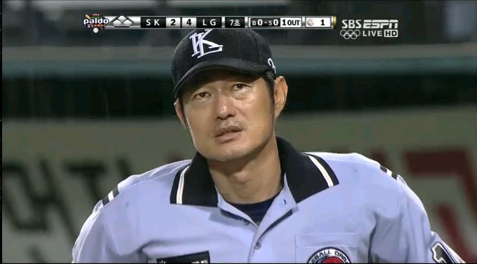 깊은 빡침 야구 심판 야구장 짜증 짜증나 화난다 화남 야구경기