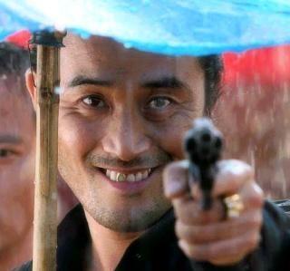 최민수 닥쳐  그만해 총 권총 영화 명장면 홀리데이 최민수 홀리데이 경찰 비오는날 우산