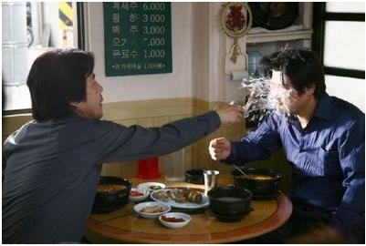 우아한 세계 송강호 물벼락 닥쳐 물뿌리는 장면 영화