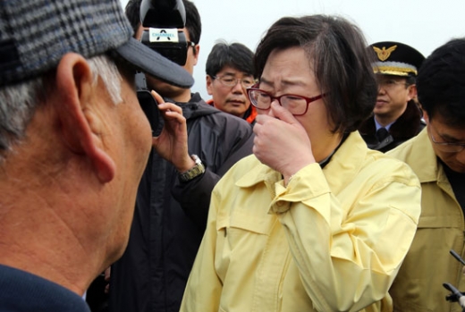 냄새 윤진숙 장관 변명 비겁한 여수 기름 유출 현장 해양수산수 손으로 코를 막는