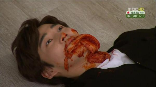 김치 쓰러진 황당한 장면 김치 맞고 김치를 물고 있는 남자