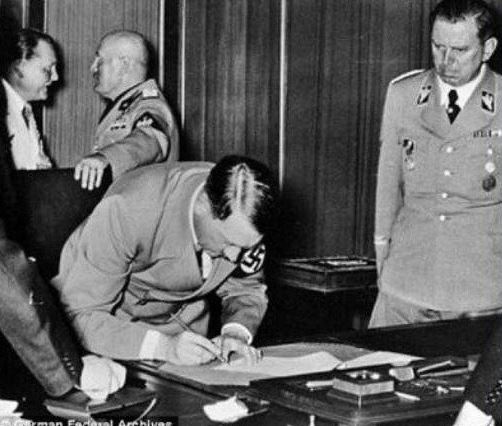 독일 히틀러 독일군 수첩 종이 적는 모습 메모 전쟁 미친놈