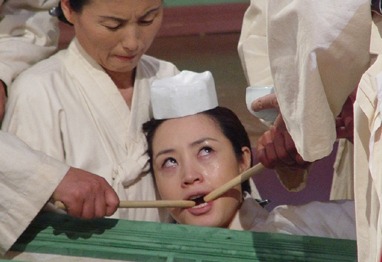 사약 김혜수 사약을 먹는 장면 입을 강제로 벌리는 짤방