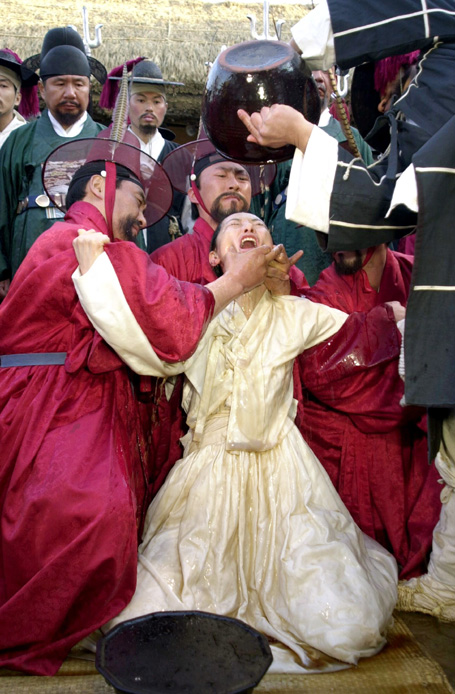 사약 사약을 먹는 장면 입을 강제로 벌리는 짤방 사극 옛날 조선시대 사약을 마시는