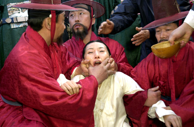 사약  사약을 먹는 장면 입을 강제로 벌리는 짤방 강제로 사약을 먹이는 장면 사약을 내려라 죽어라