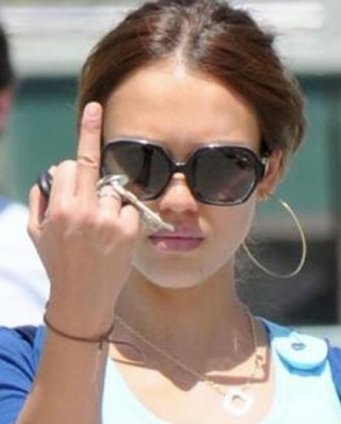 제시카 알바 욕 손가락 손가락욕 뻑큐 표정 여자 제시카알바 헐리우드 스타