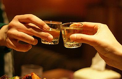술 건배 술잔 연인 술한잔