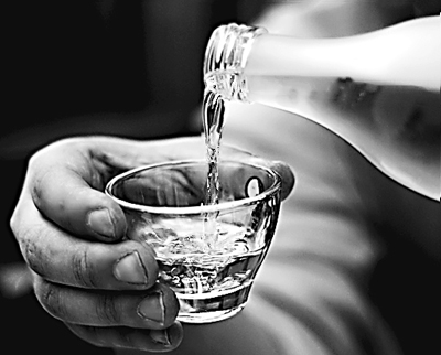 움짤 술따르는 술한잔 술잔 한잔 술