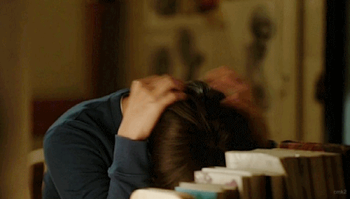 이불킥 괴로움 자책 머리 내가 왜 그랬을까 부끄러운 부끄러워 쪽팔려 아니야