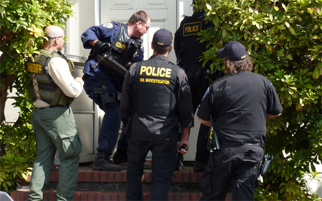 문열어 경찰 검거 특공대 열어라 좋은말할때 철컹 도둑 강도