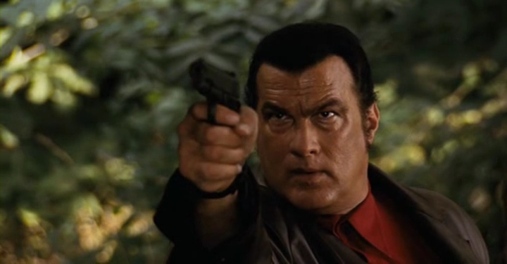 스티븐 시걸 총 천하무적 액션 영화배우 권총 사격 헬기 추락