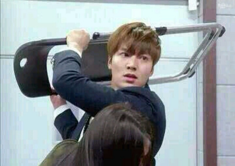 닥쳐 그만해 그만 열받아 화남 의자 던지는 표정 남자 화가난 화난다 열받음