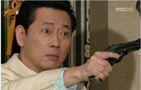 총 권총 전광렬 총쏘는 열받아 솔로 커플 공격 주고싶냐 눈빛 눈동자 표정