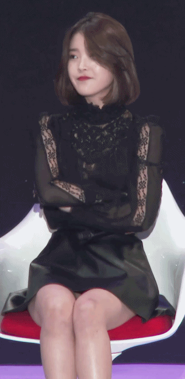 아이유 표정 심드렁 다리꼬는 뭐냐 가수 여자