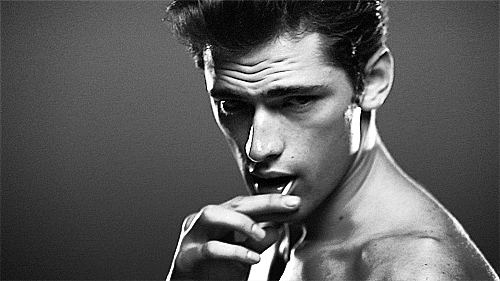 남자 사탕 눈빛 잘생긴 모델 표정 여자들 심쿵