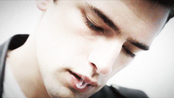 담배 분위기 쩌는 남자 션 오프리 모델 