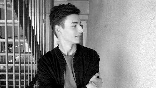 훈훈한 모델 집앞에서 머리카락 자연스러운 움짤