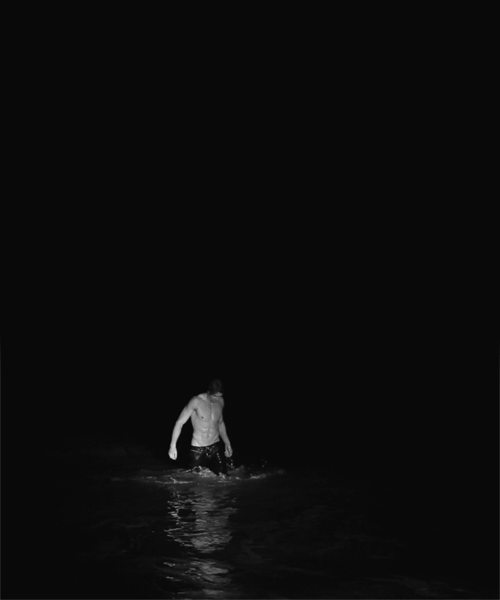 션 오프리 모델 물에서 걸어나오는 모습 예술 몸매 복근 근육