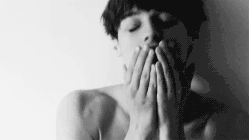 움짤 남자 모델 키스 손키스