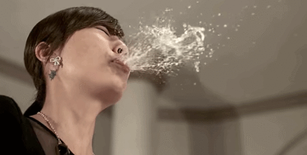 물뿜는 입에서 물 움짤 뿜는 빵터진 물터지는 터진