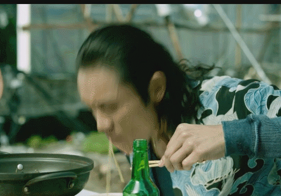 라면 내부자들 영화 먹방 이병헌 젓가락 한팔로 먹는 장면