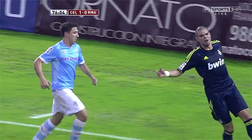 축구 뒷발 차기 노렸네 급소 아프겠다 고통 죽어